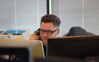 Τηλεφωνητής | Γιατί μία επαγγελματική παραγωγή βελτιώνει την εικόνα της εταιρείας σας